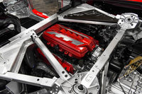 カットモデルに搭載された「LT2」。OHVの動弁機構により、エンジンのサイズは排気量が6.2リッターもあるとは思えないほどにコンパクト。搭載位置の低さも印象的だ。