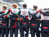 ルマン決勝を前に、士気を高めあうトヨタのチームスタッフ。