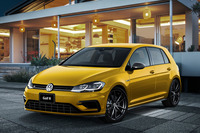 「ゴルフRパフォーマンス」。ボディーカラーはゴルフRとしては初めて設定された「ターメリックイエローメタリック」。