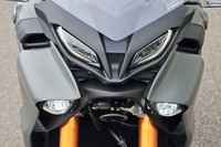 従来型よりスマートなイメージとなった顔まわり。切れ長な上部のレンズには、コーナリング時に進行方向を照らすコーナリングランプとLEDポジションランプが内蔵されており、一見フォグランプに見える下部の2灯が、LEDヘッドランプとなっている。