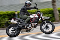 「スクランブラー デザートスレッド」には、ボッシュ製のコーナリングABSが標準装備される。