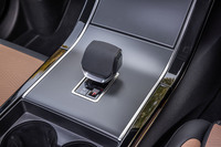 トランスミッションは8段AT。シフトパネルは写真の「ダークアノダイズドトリムフィニッシャー」が標準となり、コンパクトなレバー式のセレクターのみが置かる。