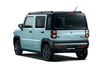 標準仕様の「ハスラー」にはないルーフレールや「TOUGH WILD」エンブレムが目を引く「タフワイルド」のリアビュー。ボディーサイズの全長×全幅×全高＝3395×1475×1680mmは他グレードと同一。180mmの最低地上高も変わらない。