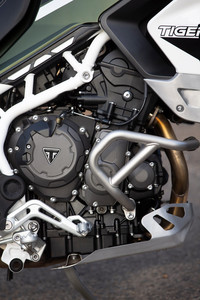 888ccの排気量を持つ直列3気筒エンジン。既存の800ccユニットと比べると、最高出力は同等だが最大トルクが大幅に増しており、またより低い回転域でピークパワーやピークトルクを発生するようになっている。