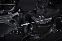 バネによる引っ張り力を持たせながらフレームやボディーをつなぐことで剛性の均一化を図るという「STI製フレキシブルドロースティフナー」を車両の前後に装着している。写真はフロント用。