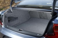 荷室の容量は500リッター。両手が荷物でふさがっていても、足のジェスチャーでトランクリッドを開けられるハンズフリー機構も備わる。