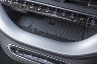 センタースクリーンの下部にはスマートフォンの無接点充電器が備わっている。内部にはフィアット創業の地であるトリノの街並みがデザインされている。