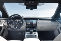 インテリアでは、11.4インチのタッチスクリーンや新形状のステアリングホイールなどがポイント。コネクテッド機能の充実も図られた。