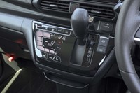 C型に並ぶボタンは、エアコンの風量を選択するためのスイッチ。ワンアクションで設定変更が可能。