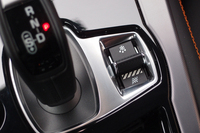 シフトレバーの隣には走行モードの選択スイッチがレイアウトされる。「ダイナミックモード」を選ぶと、アクセル操作やギアチェンジのレスポンスがより鋭くなる。