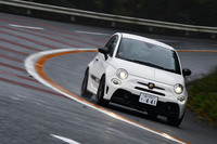 漫画界のレジェンド、池沢早人師先生が今回ステアリングを握った「アバルト 595コンペティツィオーネ」。アバルト595の現行カタログモデルで、最もハイパフォーマンスな仕様となる。