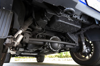 悪路での路面接地性を考慮して、リアサスペンションには従来モデルと同じリジッドアクスルを採用。ただし、ラダーフレームともども設計は刷新されている。