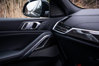 試乗車は、オプションのharman/kardonサラウンドサウンドシステムを装備。姉妹車「X5」とはフロントドアのアシストグリップ形状が異なっている。