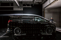 専用エアロパーツは風洞実験を使って開発されている。スタイリングのよさとともに高速走行時の安定性向上を追求している。