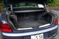 トランク容量は420リッター。車格からするとそれほど大きいわけではないが、荷物がたくさんある場合はそのための伴走車を用意するか、ガレージに並んでいる「ベンテイガ」で出かければいいということだろう。