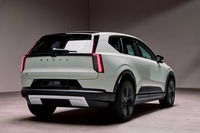 「EX60クロスカントリー」のリアビュー。