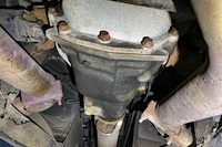 デファレンシャルギアボックスのオイル汚れ。後ろ側には黒ずみがないので、恐らくはプロペラシャフトの軸受け側から漏れていると思われる。……それもそうなんだけど、マフラーまわりのサビもなんだか不安じゃありません？　マイカーの下まわりなんて、見るもんじゃありませんね（笑）。（写真：コレクションズ）