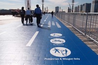 会場には青い走行ラインが伸びていて、小型モビリティーと歩行者が並んで移動する未来の歩道を連想させる。「Winglet Only」などと書かれているが、開催期間中「トヨタ・ウィングレット」には試乗できないので、お間違いなく！