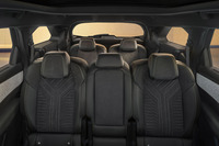 2列目シートは40：20：40の独立可倒式で、前後150mmのスライドやリクライニング機構などが備わる。