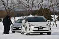 2017年2月に開催された、「アイスガード6」試走会のひとこま。従来品「アイスガード5プラス」を履いた「トヨタ・プリウス」と「アイスガード6」装着車を、特設コースで交互に乗り比べた。