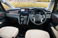 ダッシュボードには水平基調のデザインを採用。見た目がすっきりとするだけでなく、悪路走行時に車両の傾きを把握しやすくなる効果もあるという。