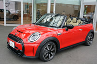 「MINI」といえば豊富なバリエーションも魅力。こちらは会場の外に展示されていた「MINIコンバーチブル」。