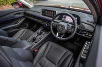 水平基調のデザインや統一感のあるコーディネートで上質に仕上げたという「アコード」のインテリア。バイザーレス仕様の10.2インチ液晶メーターと、センターコンソール中央に置かれた12.3インチのホンダコネクトディスプレイが目を引く。