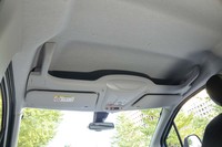 天井部分の収納スペースは前席上部のみ残されている。