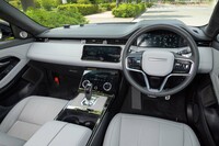試乗車の内装色は「エボニー／クラウド」。“レンジローバー”にふさわしく、ダッシュボードにはレザーが惜しみなく使われる。