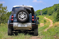 壁のようにそそり立ったテールゲートと、ユニークなテールランプが特徴的なリアまわり。