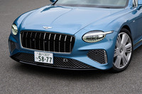 エクステリアでは、クロームの縦型ヴェイン（フィン）と光沢ブラック仕上げのラジエーターグリルが「アズール」の特徴だ。