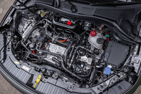 フロントに搭載する駆動用モーターは、前回の一部改良で導入当初の交流誘導電動機から、交流同期電動機に変更されている。最高出力190PS、最大トルク385N・mを発生。