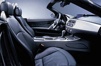 
	ドライビングをサポートする電子制御システムとして、ABSはもちろん、限界域での車両安定性を高めるDSC（ダイナミック・スタビリティ・コントロール）を標準装備する
	 