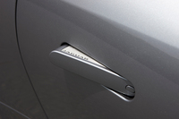 使用時以外はボディー内に格納されるドアハンドル。
    