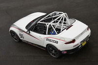 「GLOBAL MX-5 CUP仕様車」のリアビュー。キャビンを囲むように張りめぐらされた、専用のロールケージが目を引く。