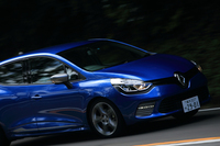 専用チューニングの足まわりが実現した高いコーナリング性能に加え、クロムデュアルエキゾーストパイプが奏でるサウンドも「ルーテシアGT」の特長となっている。