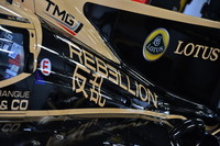 レベリオン・レーシングとは、アレクサンダー・ペシ氏が運営するスイスのレーシングチーム。ペシ氏はケーブルコネクターのメーカーである「LEMO」の社長を務める人物でもあり、若い頃からモータースポーツに熱心だったという。またその土地柄か時計にも造詣が深く、2007年には自らのブランドを立ち上げてしまった程のマニア。「レベリオン」こそがそのブランド名であり、WEC JAPANではLMP1マシンの側面に「反乱」という漢字をあしらっていた。