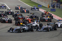 スタートで失敗したポールシッターのハミルトン（写真手前右）。この後、バルテリ・ボッタスのウィリアムズと接触し9位まで順位を落とした。ライバルの脱落で、予選2位のロズベルグ（同左）はやすやすとトップに立った。（Photo=Mercedes）