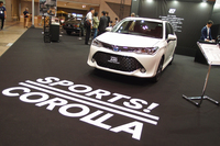 初代をイメージしたドレスアップが特徴の限定車「カローラ アクシオ ハイブリッドG“50リミテッド”」。