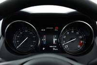 速度計と回転計は「XJ」に使用されているような液晶表示タイプではなく、一般的なアナログ式。