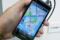 新しい「smart G-BOOK」では、ルート案内だけでなく、災害サービスやオペレーターによる通話対応、SNSを利用した、渋滞や事故などの情報の投稿、取得などが可能となっている。
    