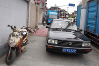 こちらも上海の街角にただすむ「サンタナ」。2013年4月。