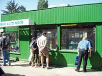 
	レース期間中、サーキット内にはブックストアやグッズショップなど、様々な土産物屋さんが出現する。写真はミニカーショップ。
	拡大写真はこちら
	 