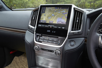 2015年8月のマイナーチェンジでは、センタークラスターの意匠を一新。スイッチや表示類の配置を見直すことで、操作性を改善している。