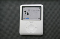 名刺よりも小さいサイズでありながら、最大2000曲が取り込めるiPod nano。操作性のよさもアップルならでは。ヒット作となる理由がよくわかる。