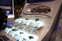 会場内でリポーターが名を知るほとんど唯一のサプライヤーだった、燃料供給機器で名高いホンダ系部品メーカー「ケーヒン」のブース。これは「FCXクラリティ」の燃料供給システムのディスプレイ。