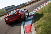 フェラーリは「F12tdf」について、フロントタイヤの幅を広げることでフロントのグリップ力を高めるとともに、限界域でオーバーステアとなるのを防ぐために、後輪操舵（そうだ）機構の「バーチャルショートホイールベースシステム」を採用したという。