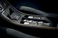 インテリアの随所にカーボンファイバーがおごられる。