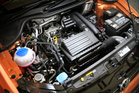 1.2リッター直4ターボユニットは従来より15psと1.5kgm控えめな90psおよび16.3kgmに。