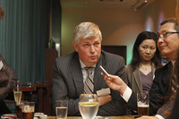 ハッツ副社長と筆者（写真右端）。副社長は「ポルシェとアウディが激戦した方が楽しいでしょう」と言うと、豪快に笑った。